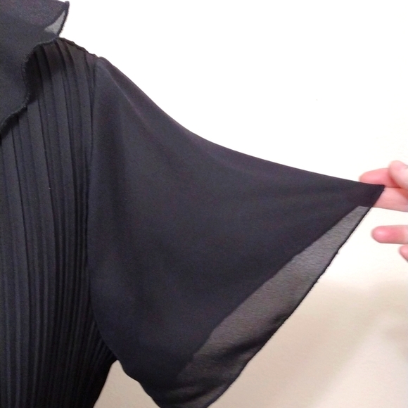 Black blouse with buttons and ruffles (Sz 18/20 *fits like 20/22) - Picture 3 of 9